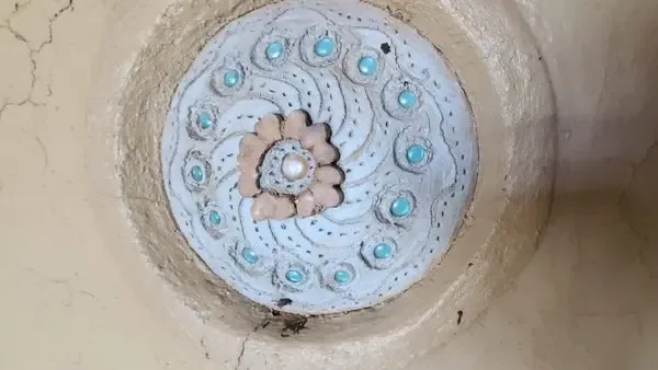 Decorative Earthship art detail from a hands-on project
